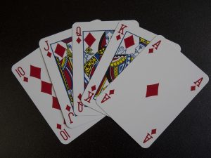 jugar al poker con cartas