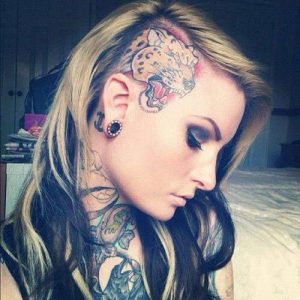 Rapado con tatuaje para mujer
